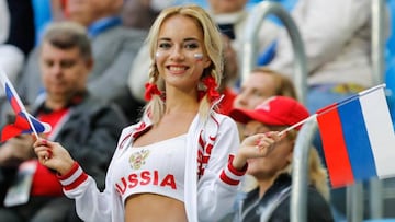 Natalya Nemchinova, la 'fan rusa más sexy del Mundial', animando a su selección.
