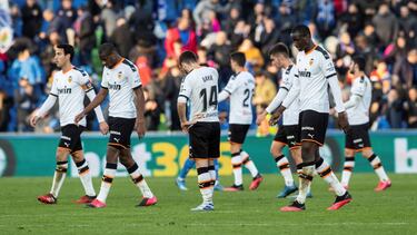 Jugadores del Valencia tras la derrota en Getafe.