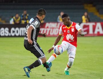 Santa Fe y Millonarios se enfrentaron en el estadio El Campín por la décima fecha de la Liga Águila II-2017, jornada de clásicos regionales en el fútbol colombiano.