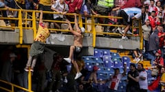 Enfrentamiento entre hinchas de Santa Fe y Tolima en El Campín.