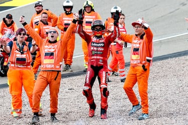 Marc Márquez celebra junto a los comisarios de carrera su triunfo en el GP de Alemania disputado en el circuito de Sachsenring.