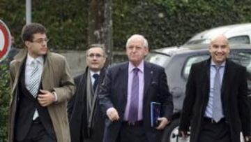 <b>PLENO. </b>La representación de la UEFA, que envió a su vicepresidente primero (Ersik, tercero por la izquierda) a la audiencia del TAS.