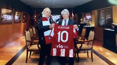 Juan Carlos Loeffler, &#039;El abuelo del Atleti&#039;, y el presidente, Enrique Cerezo en el homenaje en el Metropolitano el domingo en el Atl&eacute;tico-Rayo.