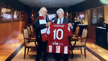 Juan Carlos Loeffler, 'El abuelo del Atleti', y el presidente, Enrique Cerezo en el homenaje en el Metropolitano el domingo en el Atlético-Rayo.