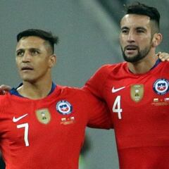 ¡Tres chilenos! El 11 ideal de compañeros que eligió Mauricio Isla