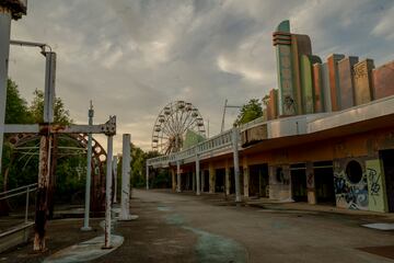 Jazzland fue una de las vctimas arquitectnicas del huracn Katrina en 2005. El parque se inund y el agua qued estancada inundando durante varias semanas la zona. El parque es actualmente un desierto de atracciones abandonadas, lleno de monta?as rusas esquelticas, puestos de comida dados la vuelta y adornos destrozados.