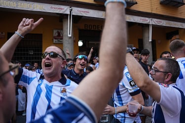 Aficionados de la Real Sociedad animan el ambiente en Sevilla .