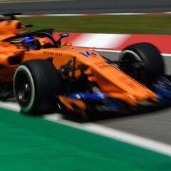 594 vueltas después, Alonso cambia una pieza de su motor