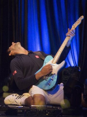 Djokovic tocó la guitarra en el ANZ Jam Slam junto al holograma del famoso músico neozelandés, Keith Urban.