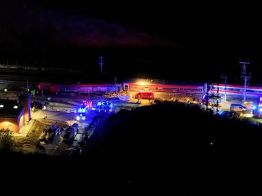 Una vista de dron muestra a los servicios de emergencia trabajando en el lugar de un descarrilamiento mortal, después de que un tren de alta velocidad descarrilara y colisionara con otro tren que se aproximaba cerca de Adamuz, en la provincia de Córdoba, España.