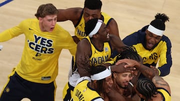 NEW YORK (United States), 22/05/2025.- Indiana Pacers guard Tyrese Haliburton (4-R) is mobbed by his teammates after the Indiana Pacers tied the game at the end of regulation during game one of the Eastern Conference finals between the Indiana Pacers and the New York Knicks at Madison Square Garden in New York, New York, USA, 21 May 2025. (Baloncesto, Nueva York) EFE/EPA/JUSTIN LANE SHUTTERSTOCK OUT