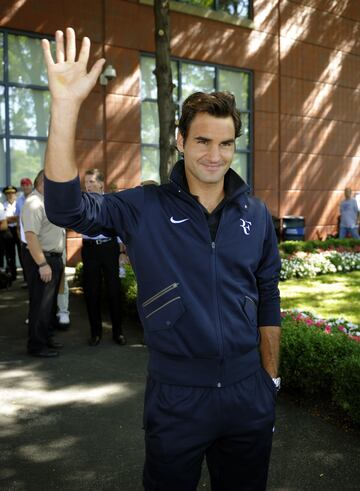 Roger Federer es uno de los grandes iconos del deporte mundial. Suizo de nacimiento, el tenista número uno del mundo durante muchos años, recibió una llamada de Hitzfeld. El seleccionador le pidió que diera una conferencia sobre sus métodos de concentración a los jugadores. Y Federer así lo hizo. ¿El resultado? Derrotar a la vigente campeona de Europa en el primer encuentro del Mundial...