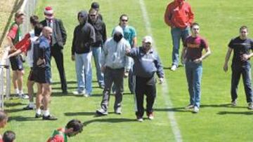 Los ultras entraron en el campo de entrenamiento del equipo.
