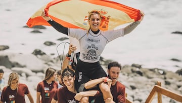 Sol Borelli con la bandera de España en Punta Rocas, Perú