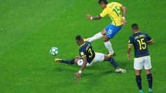 Soccer Football - 2018 World Cup Qualifiers - Brazil v Ecuador - Arena do Gremio stadium, Porto Alegre, Brazil - August 31, 2017. Paulinho (15 in yellow) of Brazil and Robert Aborleda (3) and Pedro Quinonez of Ecuador in action.  REUTERS/Diego Vara