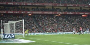 1-0. Aduriz anotó de penalti el primer gol.