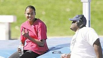 <b>MATRIMONIO ROTO. </b>Marion Jones y C. J. Hunter, primer campeón mundial negro de la historia, se casaron el 3 de octubre de 1998 y se separaron en 2001, por iniciativa de Marion, tras el positivo de Hunter. Jones se emparejó luego con Tim Montgomery, plusmarquista mundial de los 100 metros, con el que tiene un hijo, Timmy, de trece meses de edad.