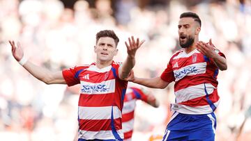 05/04/25 PARTIDO SEGUNDA DIVISION
GRANADA - ALMERIA
GOL 1-0 LUCAS BOYE PENALTI ALEGRIA
En la imagen Lucas Boye (Granada CF) y Abde Rebbach (Granada CF) celebran el 1-0
