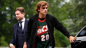 Griezmann, a su llegada a las instalaciones de Clairefontaine. El delantero del Atl&eacute;tico tiene dos partidos con Francia.