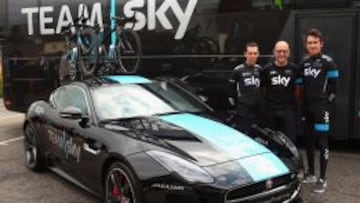 Dave Brailsford (Centro) en la presentaci&oacute;n del nuevo Jaguar del Team Sky para el Tour de Francia 2014.