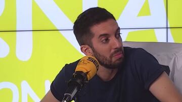 David Broncano poniendo cara de circunstancias al hablar de surf en La Vida Moderna, programa de la Cadena Ser que presenta junto a Ignatius Farray y Quequé.