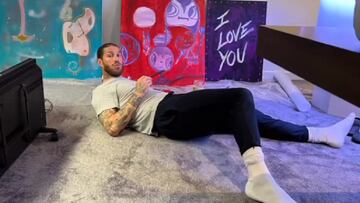 Imagen de Ramos con sus tres nuevas obras de arte.