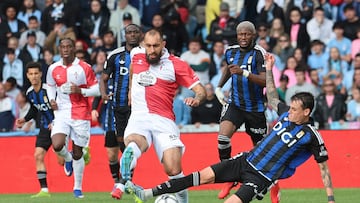El jugador del Celta Borja Iglesias pugna por un balón con el jugador del Oviedo Nicolás Fonseca, durante el partido de la jornada 31 de la LaLiga EA Sports,