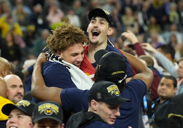 Celebración del jugador español junto a sus compañeros en la final del campeonato nacional de la Final Four del Torneo de Baloncesto Masculino de la NCAA.