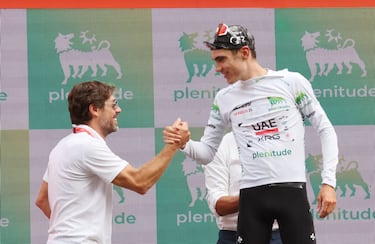 Óscar Freire felicita a Juan Ayuso, maillot blanco del mejor de los jóvenes.