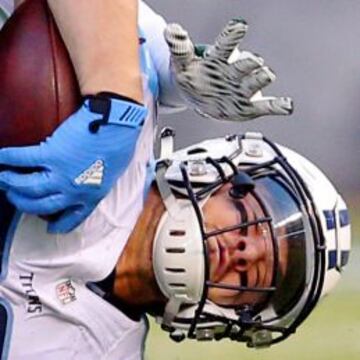 Phillip Supernaw es placado por Jamari Lattimore, Demario Davis y Marcus Gilchrist. Los titans no harían mucho, pero tras el golpe recibido, a Supernaw se lo perdono.