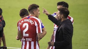 Simeone da indicaciones a Gim&eacute;nez en el Celta-Atl&eacute;tico.