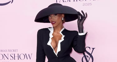 Kysre Gondrezick posa en la alfombra del Victoria's Secret Fashion Show 2025.