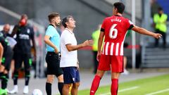 DUISBURG, GERMANY - JULY 17: Head coach Ernesto Valverde Tejedor of Bilbao (L) speaks to Mikel Vesga of Bilbao reacts during the pre-season friendly match between Athletic Club and Borussia Mönchengladbach as part of the schauinsland-reisen CUP DER TRADITIONEN at Schauinsland-Reisen-Arena on July 17, 2022 in Duisburg, Germany. (Photo by Christof Koepsel/Getty Images)