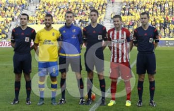 Las Palmas-Atléteico de Madrid. El árbitro Iñaki Vicandi Garrido acompañado por sus asistentes Antonio Huerga Cermeño y Aitor Villate Martínez, el cuarto árbitro Ibai Rezola Etxeberria y los capitanes David García y Gabi.