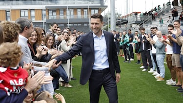 LEZAMA (BIZKAIA), 22/05/2025.- El Athletic de Bilbao ha celebrado este jueves un acto de despedida de Oscar de Marcos, que se retira a final de temporada, al que han asistido la plantilla del primer equipo, el cuerpo técnico, directivos y familiares del jugador. EFE/ Miguel Toña