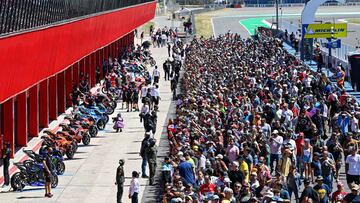 El 'pit lane' de Termas lleno de gente.