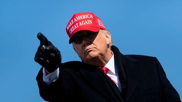 En esta foto de archivo, el presidente de los Estados Unidos, Donald Trump, se va después de hablar durante un mitin de Make America Great Again en el Aeropuerto Regional de Fayetteville el 2 de noviembre de 2020, en Fayetteville, Carolina del Norte.