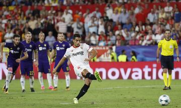 El delantero francés del Sevilla Ben Yedder lanza el penalti que supone el tercer gol ante el Maribor, durante el partido de la segunda jornada de la fase de grupos de la Liga de Campeones