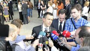 <b>EMOCIONADO. </b>Jorge Mendes, ayer, atendiendo a los medios tras ser premiado. Estuvo rodeado de su familia y de amigos como Lendoiro.