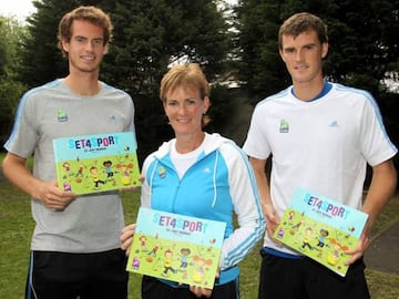 Andy y Jamie, con su madre, Judy.