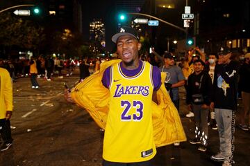 Los Angeles celebra la victoria de sus Lakers