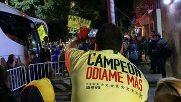 Más de 50 aficionados se congregaron afuera del hotel donde América se concentra previo al duelo de este viernes, frente al Atlas.