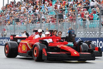 Durante el Gran Premio de Miami 2025, los 20 pilotos de F車rmula 1 desfilaron en r谷plicas a tama?o real de sus monoplazas, construidas con aproximadamente 400.000 piezas de LEGO cada una. Estas versiones el谷ctricas, con neum芍ticos Pirelli reales, alcanzaban hasta 20 km/h y fueron creadas en colaboraci車n con LEGO. El desfile reemplaz車 al tradicional cami車n de presentaci車n, ofreciendo una experiencia m芍s creativa, que gener車 entusiasmo tanto en la pista como entre los espectadores. La iniciativa busca acercar el espect芍culo de la F1 a los fans.