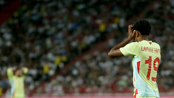 Lamine, en el Serbia-España en el que vio tarjeta.