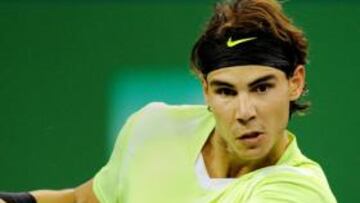 <b>AL RESTO. </b>Rafa Nadal busca la bola con su mirada para devolverla de revés a Wawrinka.