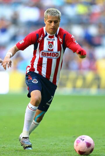 En sus últimos años de carrera, su complexión física fue más notoria. Su gran clase es aún aplaudida entre los seguidores de Chivas, pues él les dio el campeonato 11.