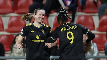 Soccer Football - UEFA Women's Champions League - Round of 16 - First Leg - Atletico Madrid v Manchester United - Centro Deportivo Wanda Alcala de Henares, Madrid, Spain - February 12, 2026 Manchester United's Elisabeth Terland celebrates scoring their first goal with Melvine Malard REUTERS/Violeta Santos Moura