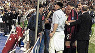 <B>EN EL FONDO SUR</B>. Ochaíta, de blanco, al lado de Redondo.