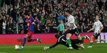 0-1. Gran pase al espacio de Fermín López para Ferran Torres. 'El Tiburón' encara a Jokin Ezquieta, y en el mano a mano, regatea al portero y anota a placer.