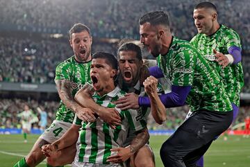 2-1. El Cucho Hernndez celebra con sus compa?eros el segundo tanto que anota momentos antes de finalizar el primer tiempo.